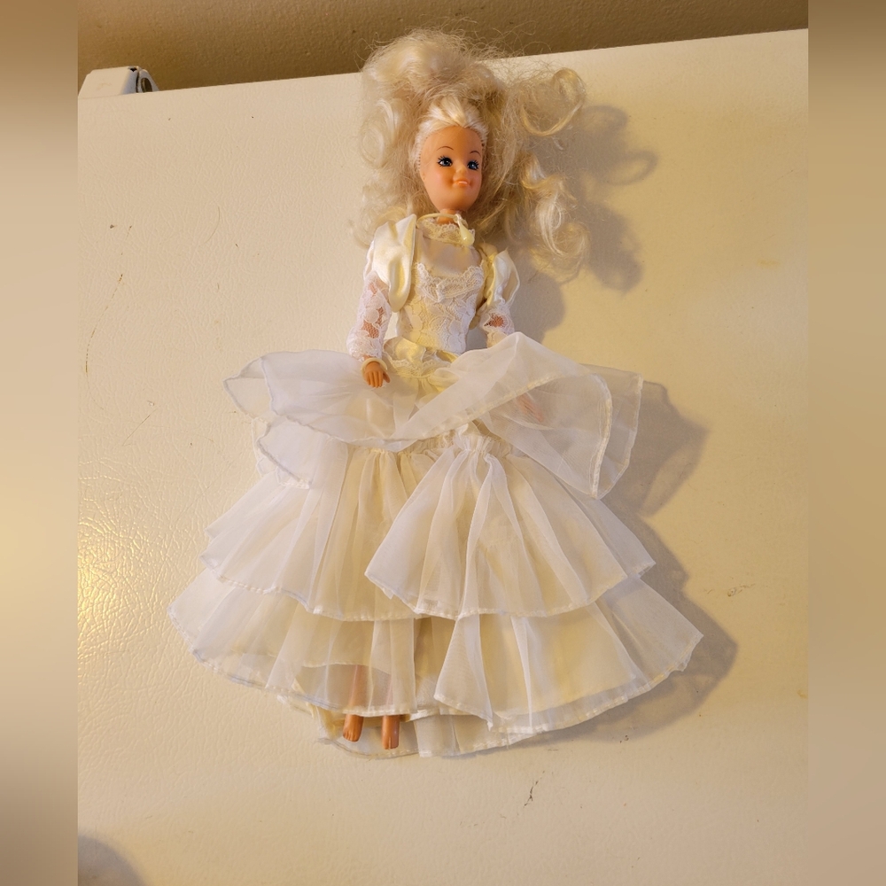 Vintage 1987 Barbie with Weddind Dress